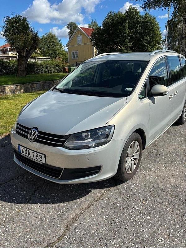 Silver Begagnad 2014 VW Sharan Minibuss | 169 000 kr (Marknadspris) - Bild 1/4
