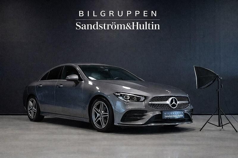 Mörkgrå Begagnad 2019 Mercedes CLA180 AMG Sedan | 289 000 kr (Marknadspris) - Bild 1/4
