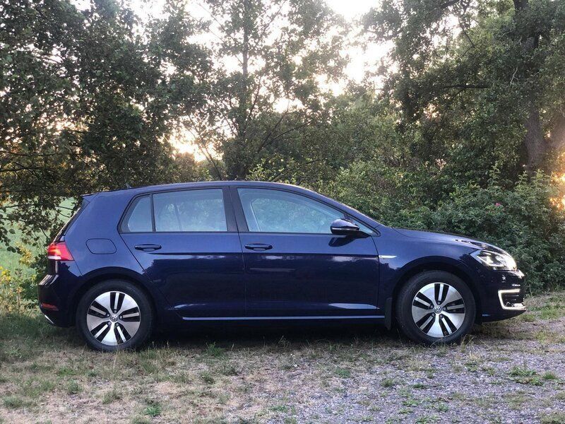 Blå Begagnad 2020 VW e-Golf Active Halvkombi | 170 000 kr (Bra pris) - Bild 1/4
