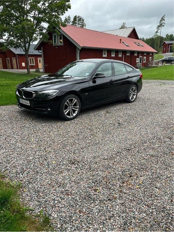Svart Begagnad 2018 BMW 320 Gran Turismo Sport Line Halvkombi | 169 900 kr (Marknadspris) - Bild 1/4