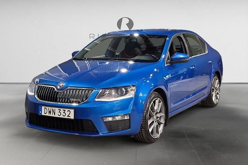 Blå Begagnad 2014 Skoda Octavia RS Halvkombi | 134 900 kr (Marknadspris) - Bild 1/3