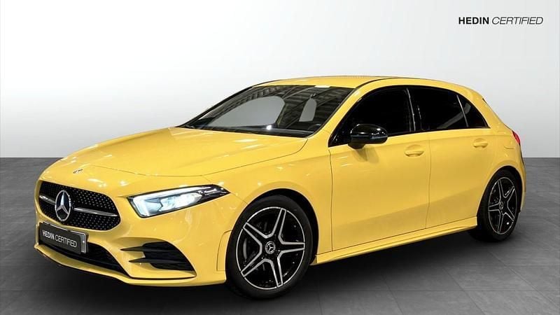 Gul (yellow) Begagnad 2019 Mercedes A180 AMG line Halvkombi | 219 900 kr (Bra pris) - Bild 1/4