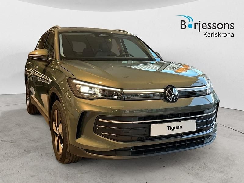 Grön Ny 2025 VW Tiguan SUV | 519 000 kr (Marknadspris) - Bild 1/4