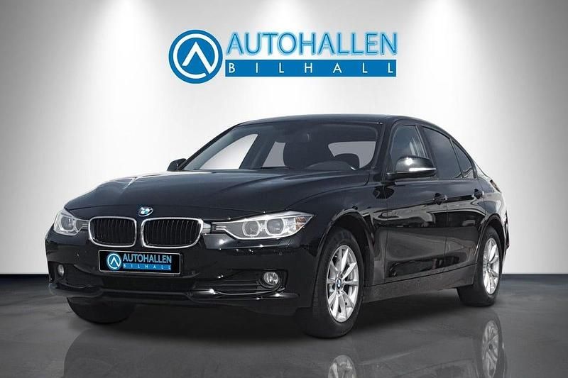 Svart Begagnad 2014 BMW 320 Sedan | 144 900 kr (Superpris) - Bild 1/4