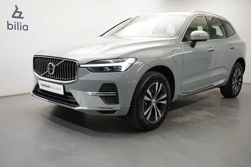 Grå Begagnad 2025 Volvo XC60 Core SUV | 519 900 kr (Marknadspris) - Bild 1/3