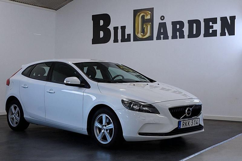 Vit Begagnad 2017 Volvo V40 Kombi | 179 900 kr (Marknadspris) - Bild 1/4