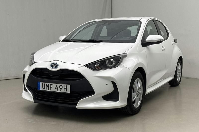 Vit Begagnad 2022 Toyota Yaris | 199 000 kr (Superpris) - Bild 1/4