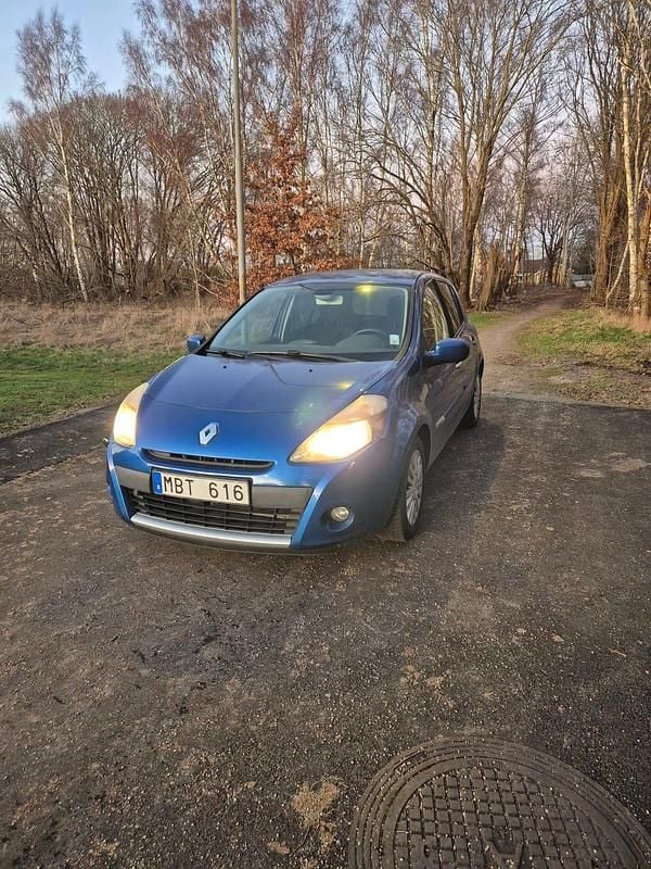 Begagnad 2012 Renault Clio R.S. Halvkombi | 32 000 kr (Marknadspris) - Bild 1/4