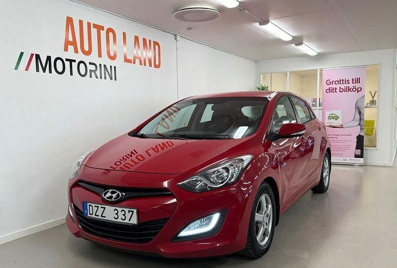 Röd Begagnad 2013 Hyundai i30 Halvkombi | 69 900 kr (Marknadspris) - Bild 1/4