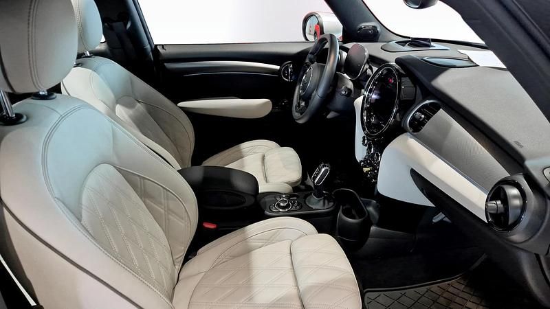 Begagnad Mini Cooper SE 135 kW (184 HK) 2023 Vit Halvkombi