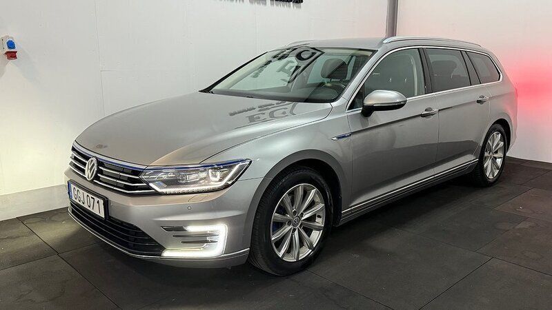 Silver Begagnad 2017 VW Passat GTE Kombi | 154 900 kr (Marknadspris) - Bild 1/4