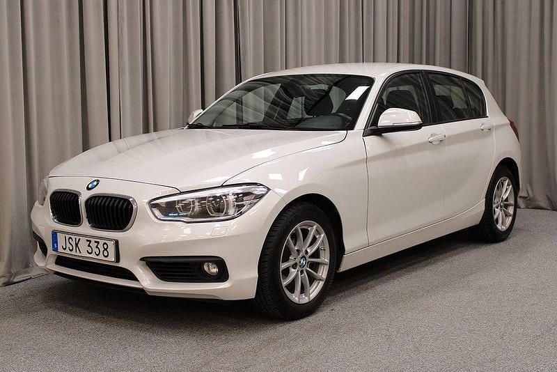 Vit Begagnad 2015 BMW 118 Advantage Halvkombi | 154 800 kr (Marknadspris) - Bild 1/4