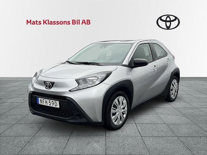 Silver Begagnad 2023 Toyota Aygo X Play SUV | 144 000 kr (Bra pris) - Bild 1/4