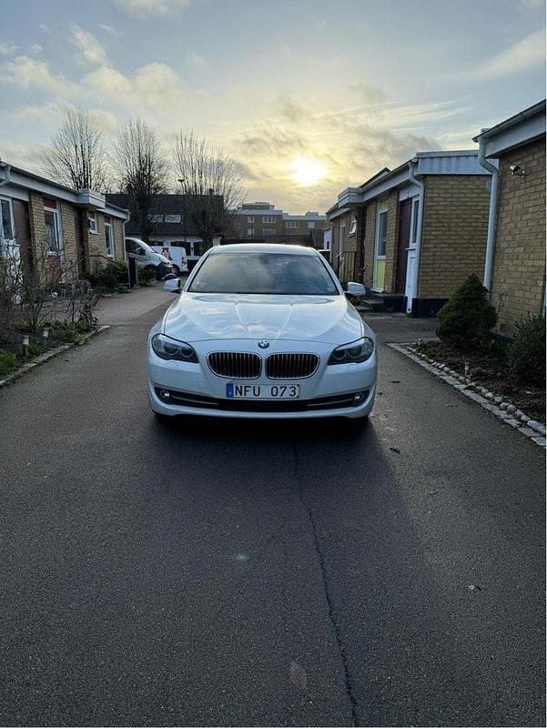 Vit Begagnad 2013 BMW 520 Sedan | 109 000 kr (Bra pris) - Bild 1/4