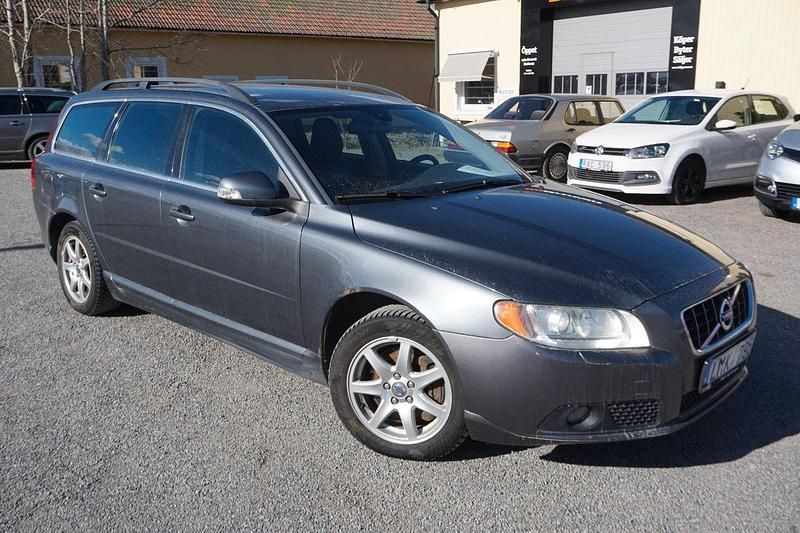 Grå Begagnad 2010 Volvo V70 Momentum Kombi | 64 900 kr (Marknadspris) - Bild 1/4