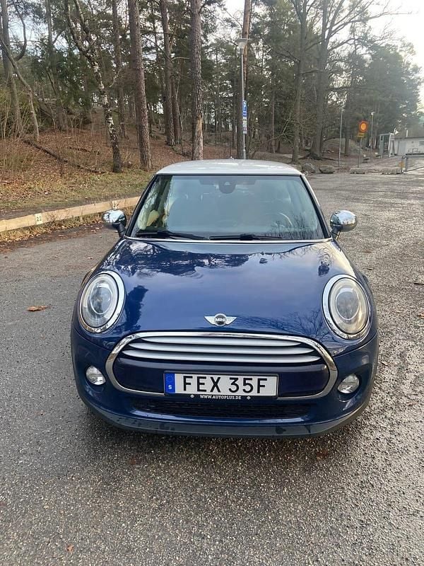 Begagnad Mini Cooper 136 HK (100 kW) 2014 Blå med vitt tak och kromade backspeglar Halvkombi
