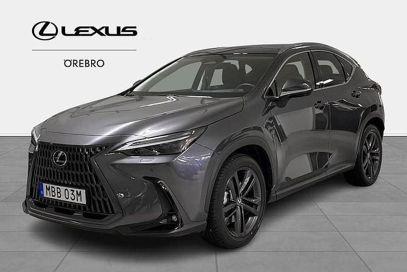 Grå Begagnad 2024 Lexus NX450h+ Executive Line SUV | 619 900 kr (Marknadspris) - Bild 1/4