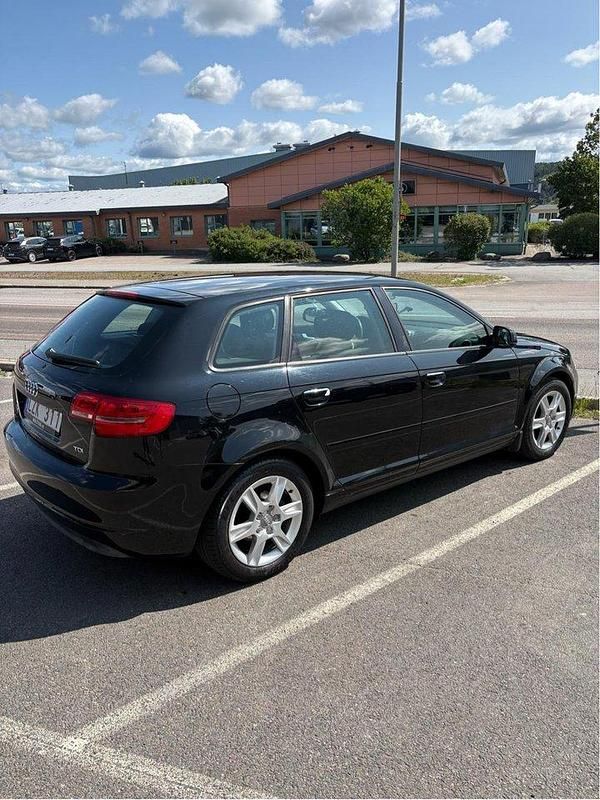 Svart Begagnad 2012 Audi A3 Sportback Attraction Halvkombi | 63 999 kr (Marknadspris) - Bild 1/4