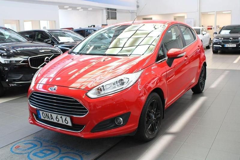 Röd Begagnad 2014 Ford Fiesta Titanium Halvkombi | 68 900 kr (Bra pris) - Bild 1/4