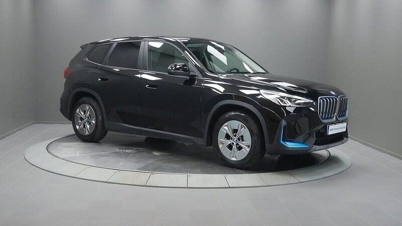 Svart Begagnad 2023 BMW iX1 SUV | 459 000 kr (Marknadspris) - Bild 1/2