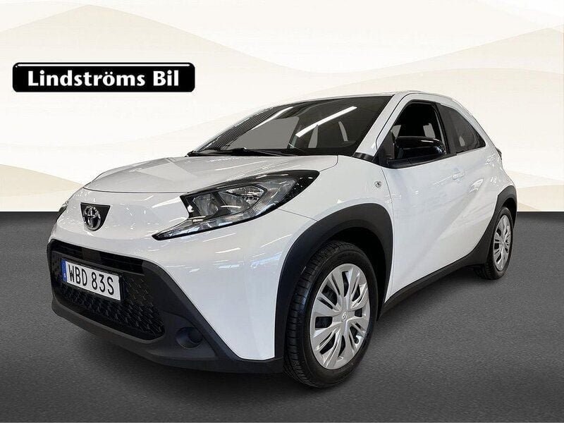 Vit Begagnad 2024 Toyota Aygo X-play Halvkombi | 204 900 kr (Marknadspris) - Bild 1/3
