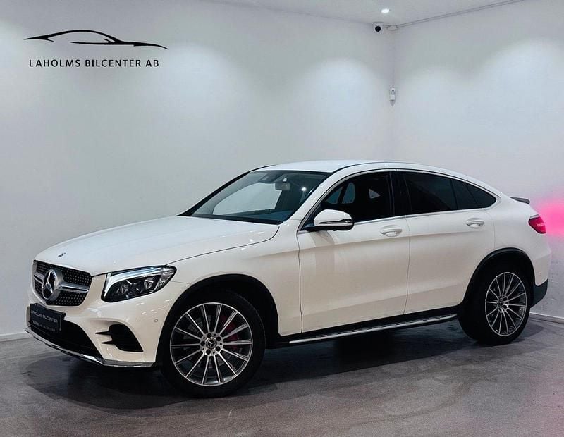 Vit Begagnad 2017 Mercedes GLC220 AMG Sportkupé | 299 900 kr (Bra pris) - Bild 1/4