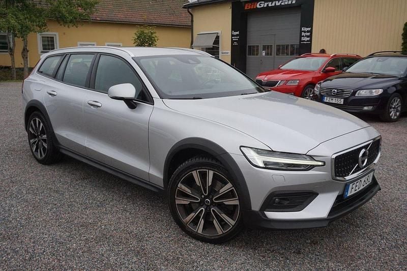 Silver Begagnad 2019 Volvo V60 CC Momentum Kombi | 259 900 kr (Marknadspris) - Bild 1/4
