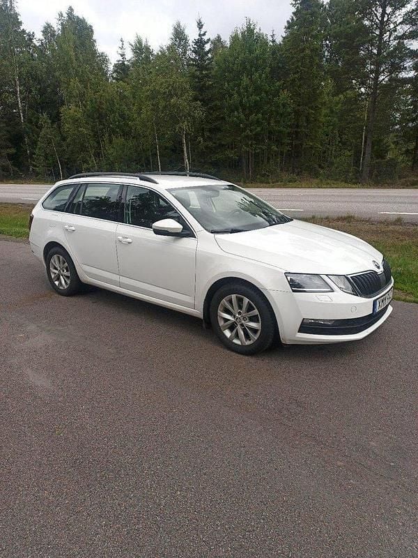 Vit Begagnad 2018 Skoda Octavia Ambition Kombi | 130 000 kr (Marknadspris) - Bild 1/4