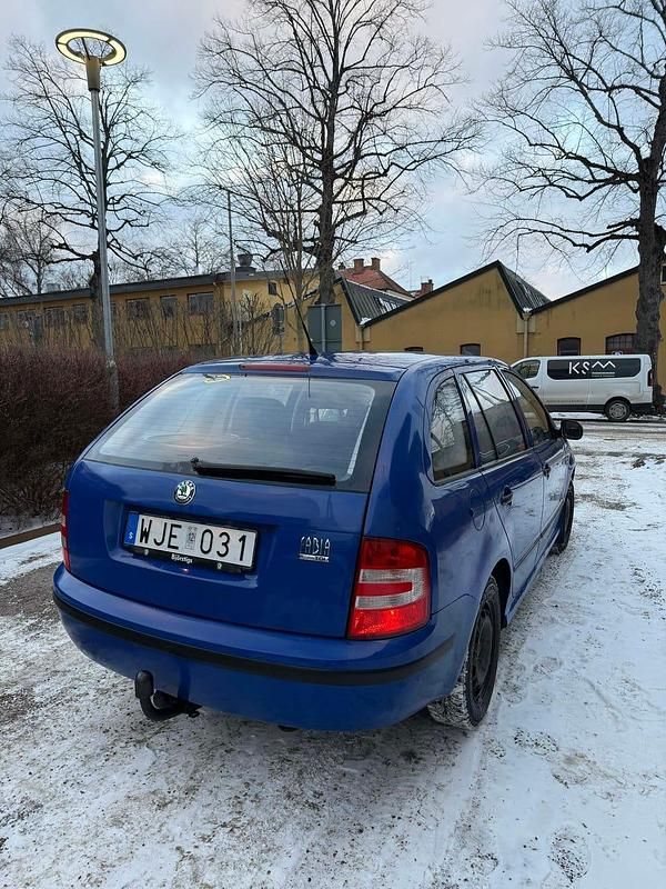 Begagnad Skoda Fabia 75 HK (55 kW) 2005 Blå Kombi