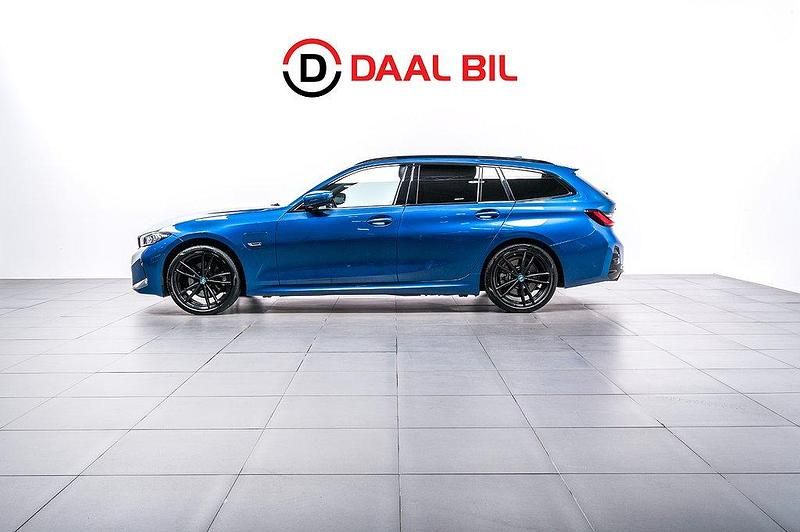 Blå Begagnad 2022 BMW 330e M Sport Kombi | 409 700 kr (Lite dyr) - Bild 1/4