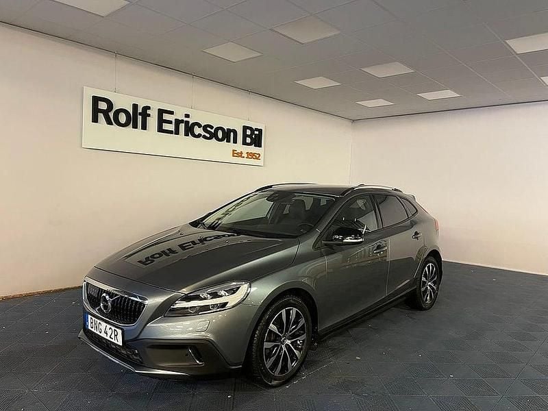 Grå Begagnad 2019 Volvo V40 Pro Halvkombi | 214 500 kr (Marknadspris) - Bild 1/4