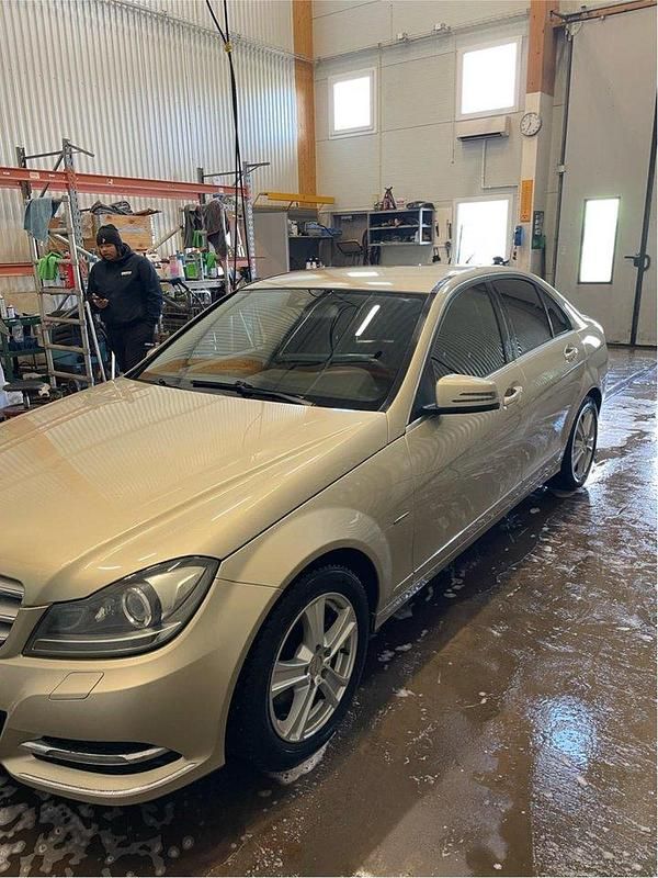 Brun Begagnad 2012 Mercedes C220 Sedan | 75 000 kr (Superpris) - Bild 1/4