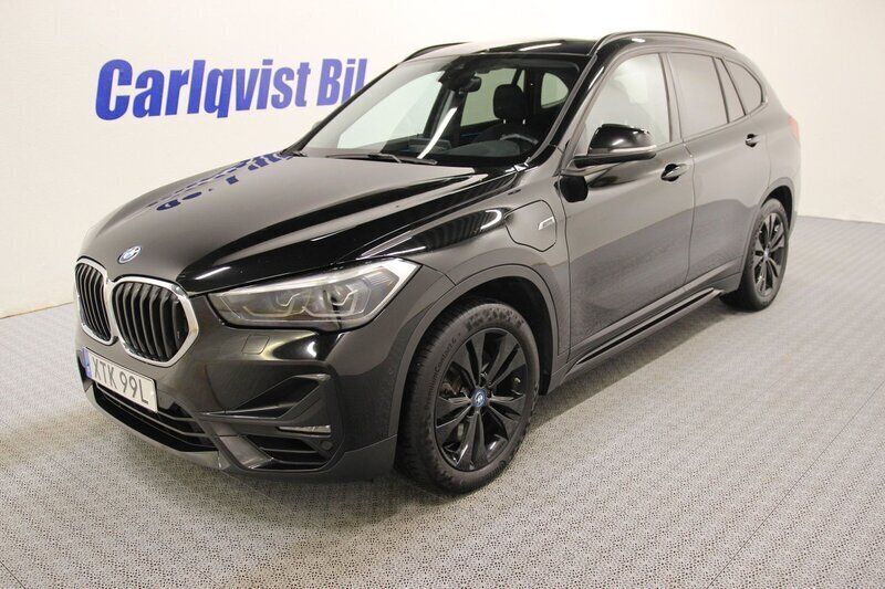 Svart Begagnad 2022 BMW X1 Sport Line SUV | 299 000 kr (Lite dyr) - Bild 1/4