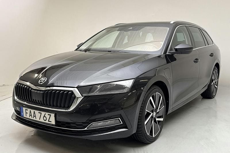 Svart Begagnad 2021 Skoda Octavia Business Line Kombi | 219 000 kr (Marknadspris) - Bild 1/4