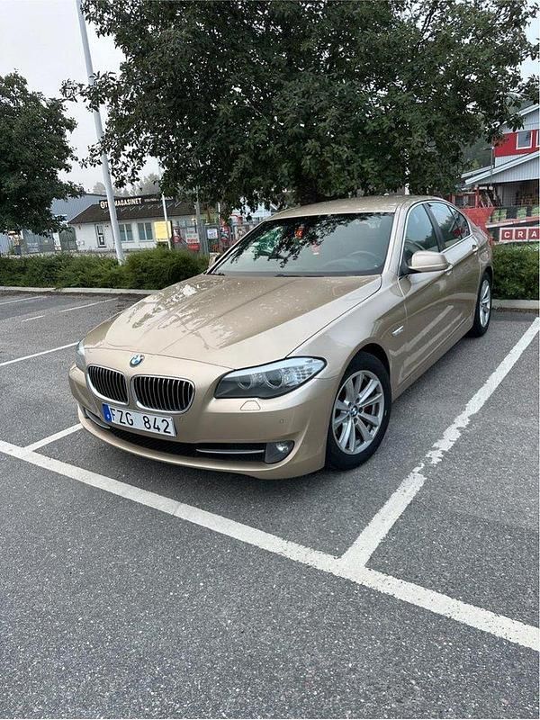 Brun Begagnad 2010 BMW 530 Sedan | 155 000 kr (Marknadspris) - Bild 1/4