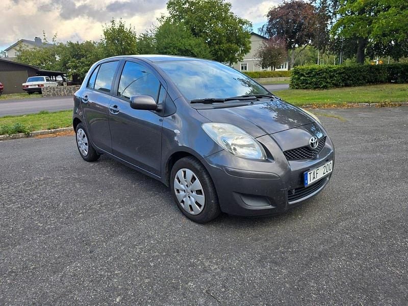 Grå Begagnad 2009 Toyota Yaris Halvkombi | 25 000 kr (Bra pris) - Bild 1/4