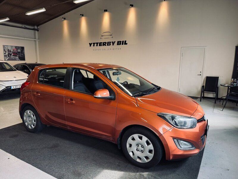 Orange Begagnad 2013 Hyundai i20 Premium Halvkombi | 43 900 kr (Bra pris) - Bild 1/4
