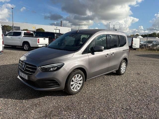 Grå Begagnad 2023 Mercedes T180 Minibuss | 279 000 kr - Bild 1/4