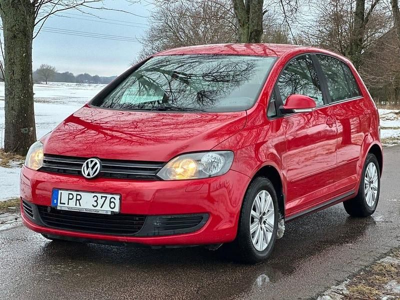 Begagnad VW Golf Plus Cross 105 HK (77 kW) 2011 Classic röd Minibuss