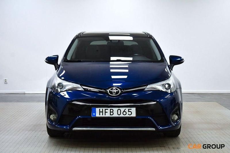 Mörkblå (blå) Begagnad 2015 Toyota Avensis Active Kombi | 159 900 kr (Marknadspris) - Bild 1/4