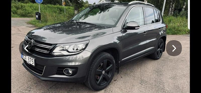 Grå Begagnad 2014 VW Tiguan Sportline SUV | 139 900 kr (Marknadspris) - Bild 1/4