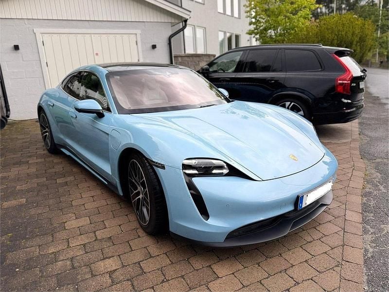 Blå Begagnad 2021 Porsche Taycan 4S Sedan | 730 000 kr (Marknadspris) - Bild 1/4