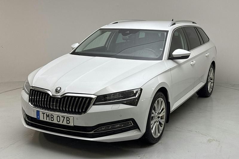 Vit Begagnad 2022 Skoda Superb Business Line | 269 900 kr - Bild 1/4