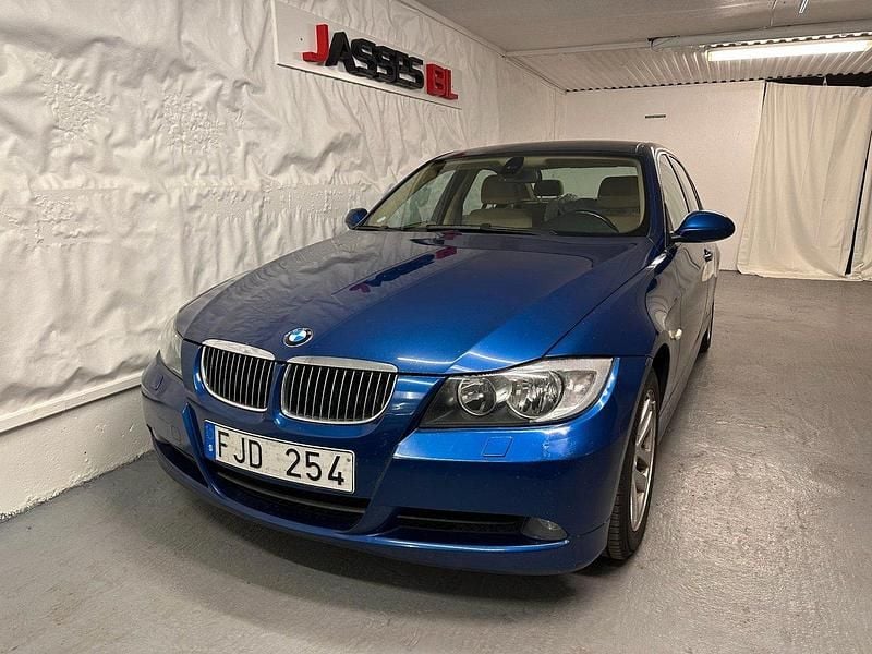 Blå Begagnad 2007 BMW 325 Advantage Sedan | 68 900 kr (Marknadspris) - Bild 1/4