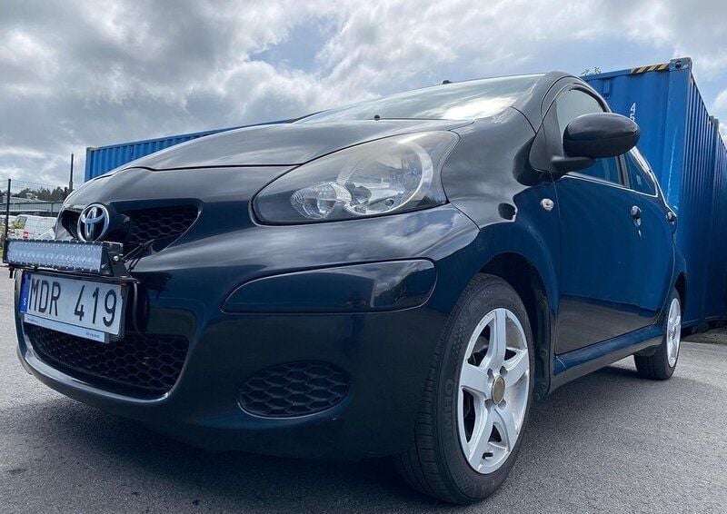 Svart Begagnad 2011 Toyota Aygo Halvkombi | 33 999 kr (Marknadspris) - Bild 1/4