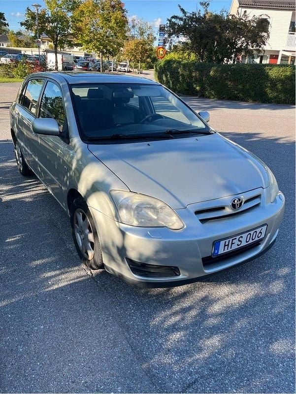 Silver Begagnad 2007 Toyota Corolla Halvkombi | 40 000 kr (Marknadspris) - Bild 1/4