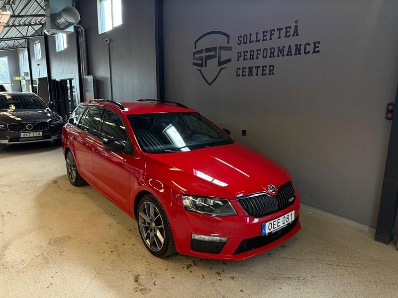 Röd Begagnad 2016 Skoda Octavia RS Kombi | 169 900 kr (Marknadspris) - Bild 1/4