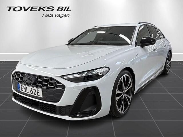 Glaciärvit metallic Begagnad 2025 Audi A5 S-Line Sportkupé | 699 800 kr - Bild 1/4