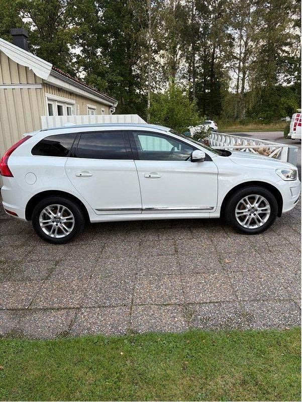 Vit Begagnad 2016 Volvo XC60 Summum SUV | 115 000 kr (Bra pris) - Bild 1/4
