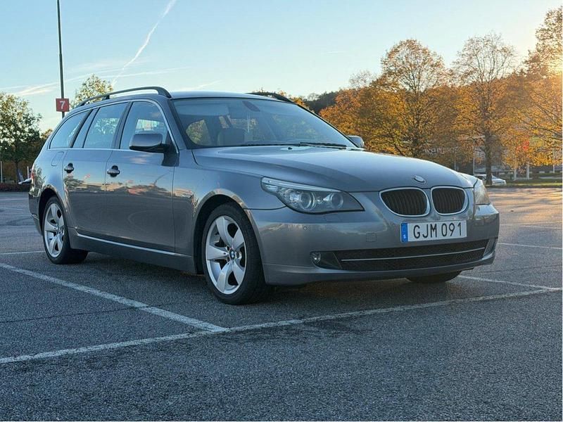 Grå Begagnad 2008 BMW 520 Kombi | 50 000 kr (Marknadspris) - Bild 1/4